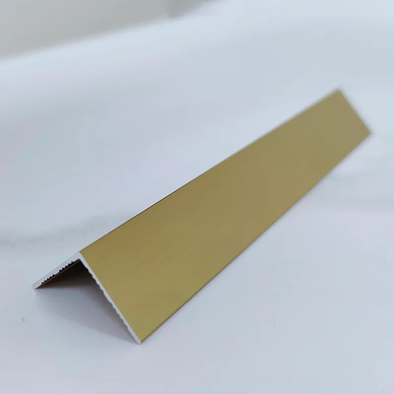 Trim în unghi drept de 90°